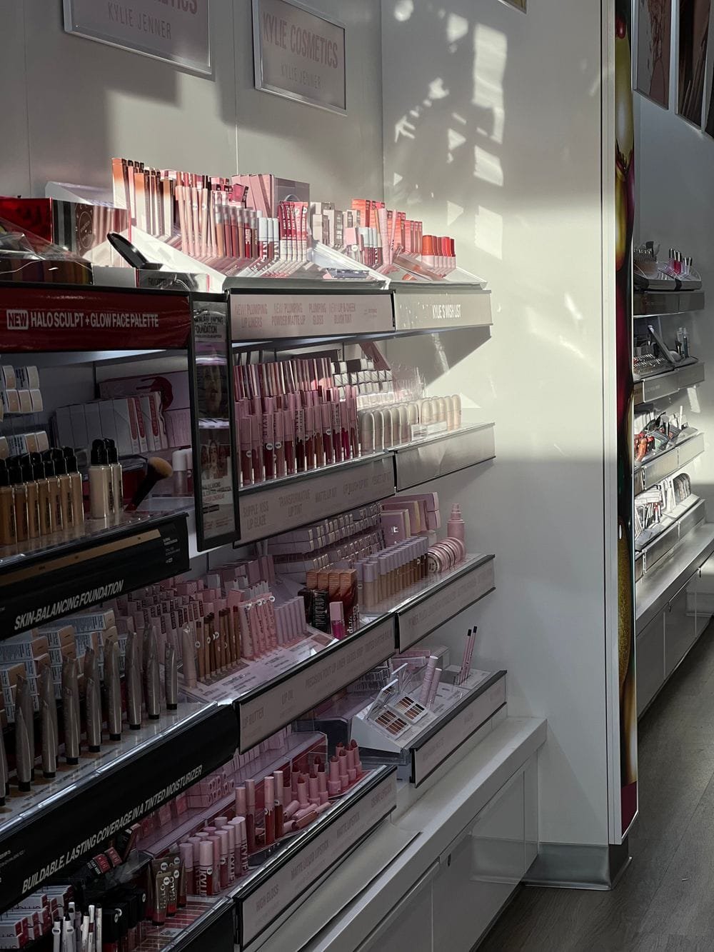 Prateleiras de cosméticos e maquiagem numa loja