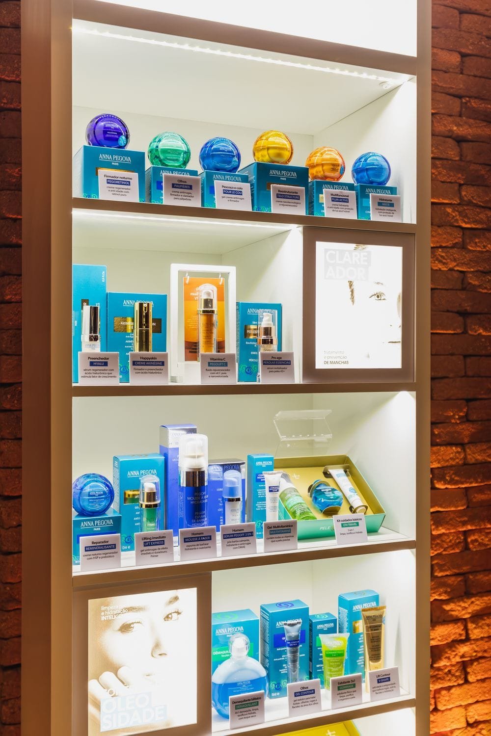 Produtos de cuidado com a pele expostos numa prateleira iluminada